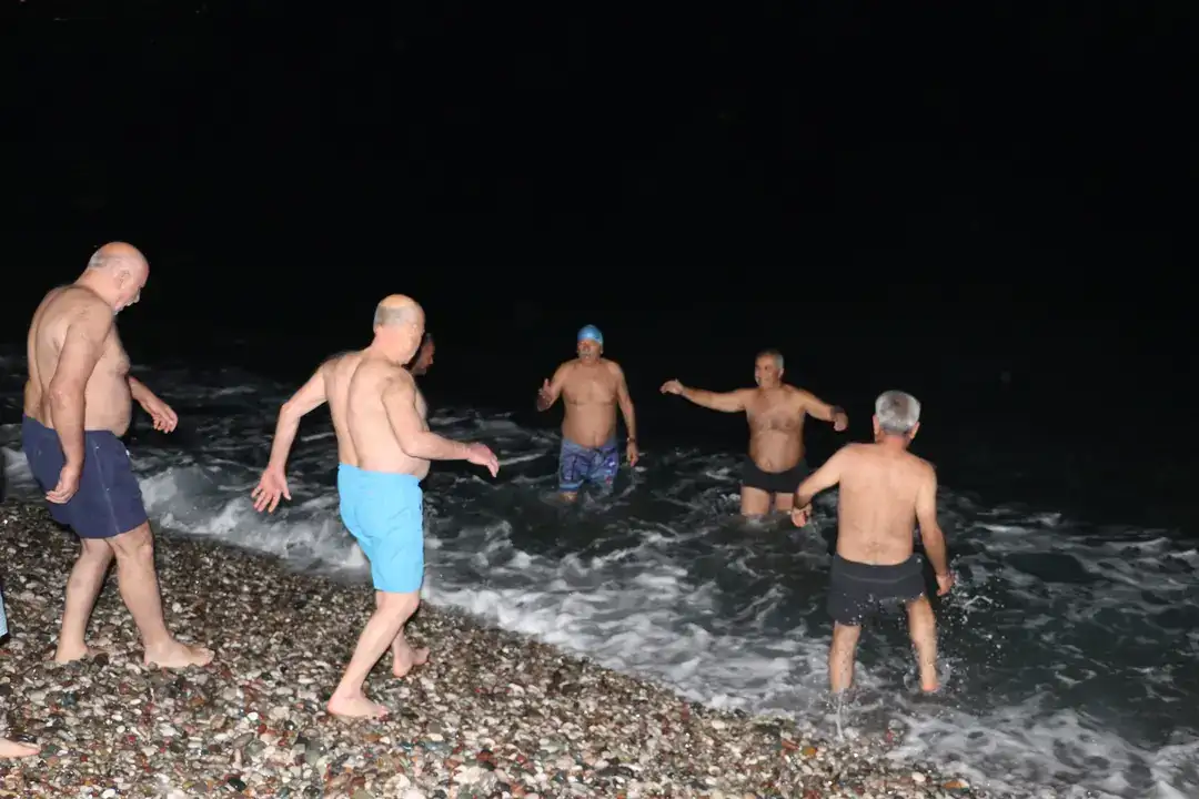 Antalya’da 2026 Yılını Denizde Karşıladılar 3